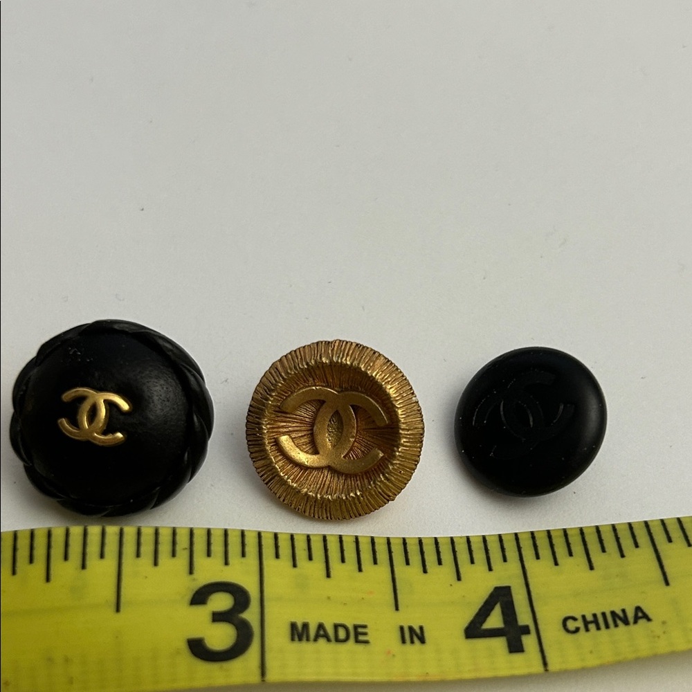 Vintage CHANEL Black and Gold Button Collection lot of 5 
) - Picture 4 of 6